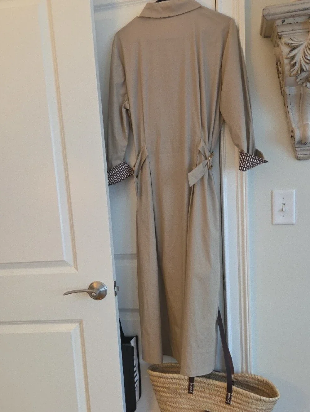 J McLaughlin Women's Long Beige Collared Shirt Dress with Patterned Cuff Detail - Picture 7 of 7